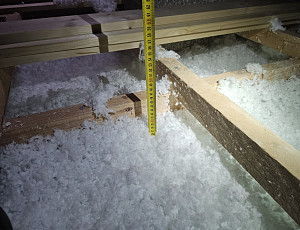 Zateplení stropu bungalovu pomocí foukané izolace